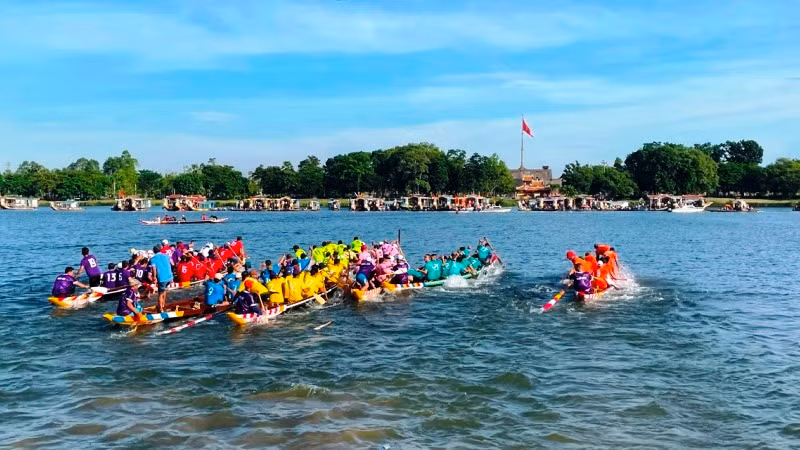 Các đội tăng tốc, tranh đua quyết liệt và sôi nổi. Các đội tăng tốc, tranh đua quyết liệt và sôi nổi.