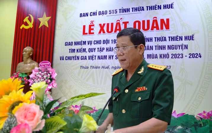 Đại tá Hoàng Văn Nhân, Phó Bí thư Đảng ủy, Chính ủy Bộ Chỉ huy Quân sự tỉnh Thừa Thiên Huế báo cáo công tác chuẩn bị đi làm nhiệm vụ của Đội 192.