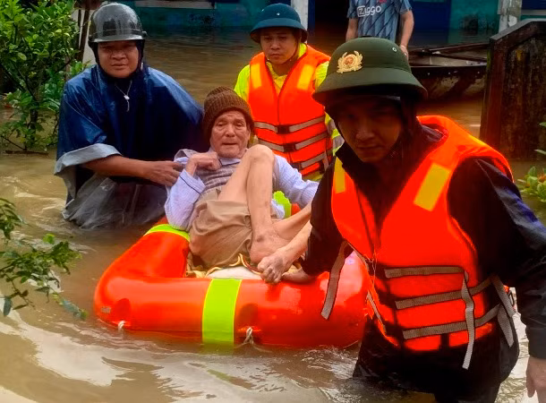 Công an phường Hương Vĩnh, thành phố Huế giúp dân đưa đến vùng cao.