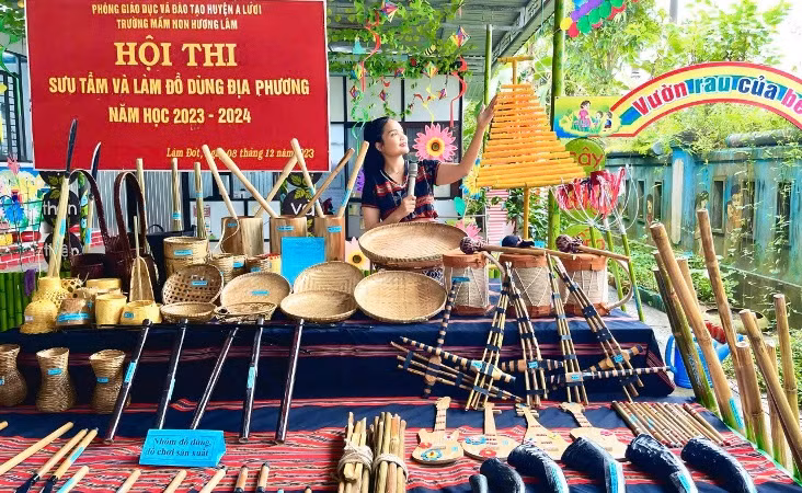 Cô giáo Hồ Thị Dói đã dày công sưu tầm, sáng tạo làm các đồ dùng dạy học tại địa phương.