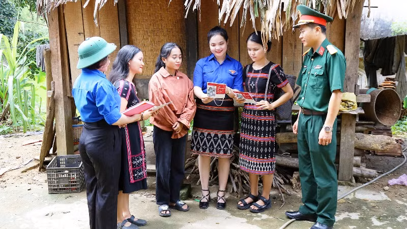 Cô Hồ Thị Dói (thứ 3 từ phải sang) cùng tuổi trẻ Đoàn Kinh tế-Quốc phòng 92 tuyên truyền Pháp luật cho bà con nhân dân trên địa bàn đóng quân.