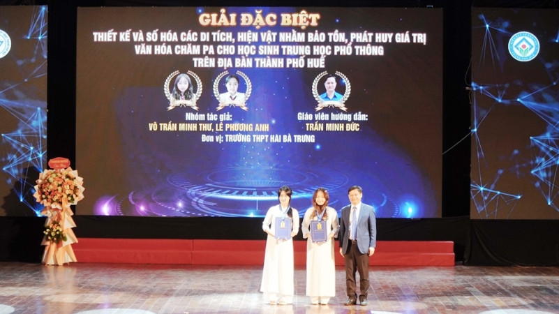Lần đầu tiên, Ban tổ chức Cuộc thi đã trao tặng giải Đặc biệt cho nhóm tác giả có đề tài xuất sắc tại cuộc thi năm nay.