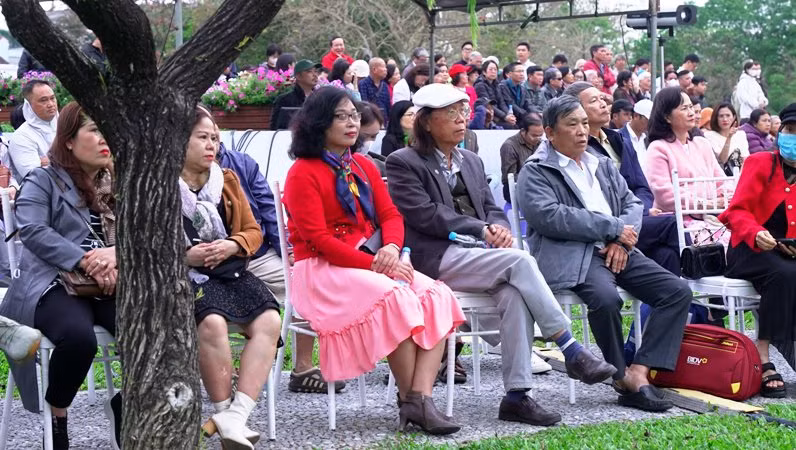 Bạn bè, thân hữu gia đình cố nhạc sĩ Trịnh Công Sơn và đông đảo công chúng Huế đã tham dự chương trình.