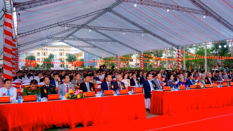 Các đại biểu là lãnh đạo thành phố và thị xã qua các thời kỳ cùng các sở, ban, ngành, đoàn thể và đông đảo cán bộ và nhân dân tại lễ kỷ niệm tại Hương Trà. (Ảnh: Đăng Dũng)