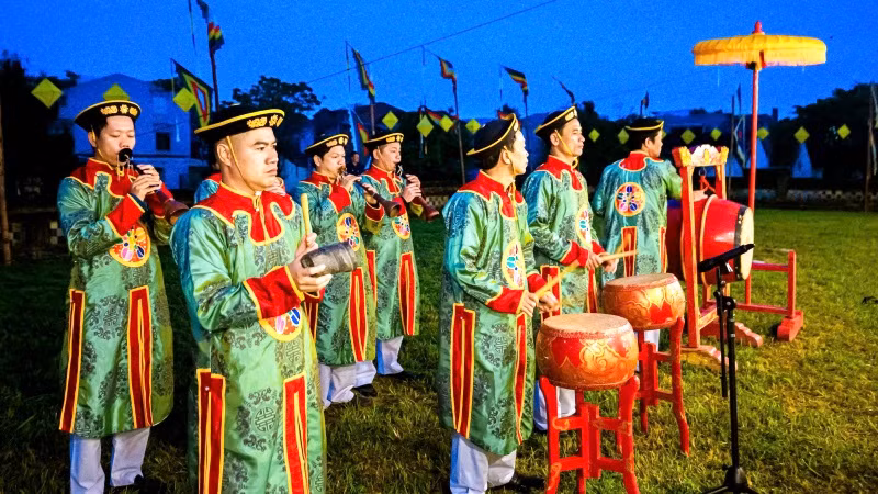 Đội Nhã nhạc chỉnh tề với trang phục đặc trưng.