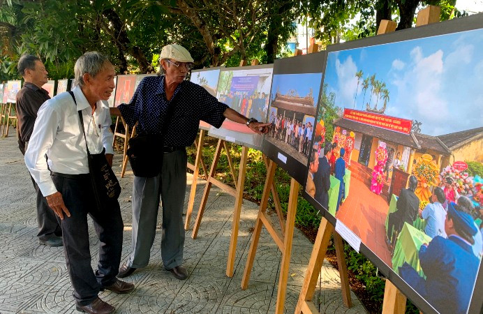 Triển lãm trưng bày 60 bức ảnh theo dòng chảy thời gian.