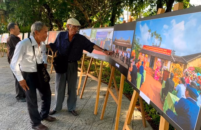 Triển lãm trưng bày 60 bức ảnh theo dòng chảy thời gian.