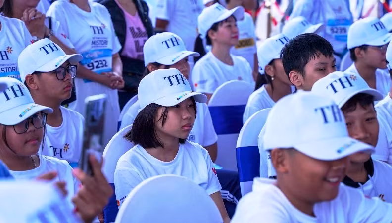 Rất đông học sinh, sinh viên, phụ huynh cùng tham gia S-Race.