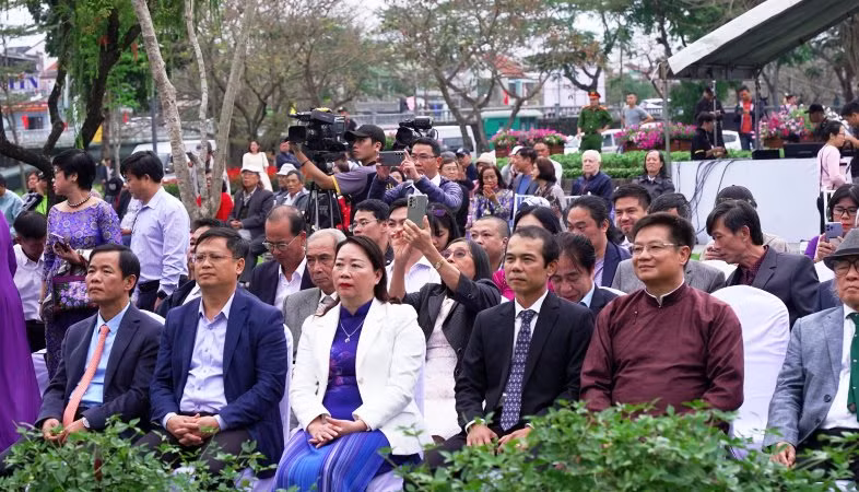 Lãnh đạo tỉnh, thành phố Huế và các ban ngành, gia đình cố nhạc sĩ Trịnh Công Sơn tham dự tại chương trình.