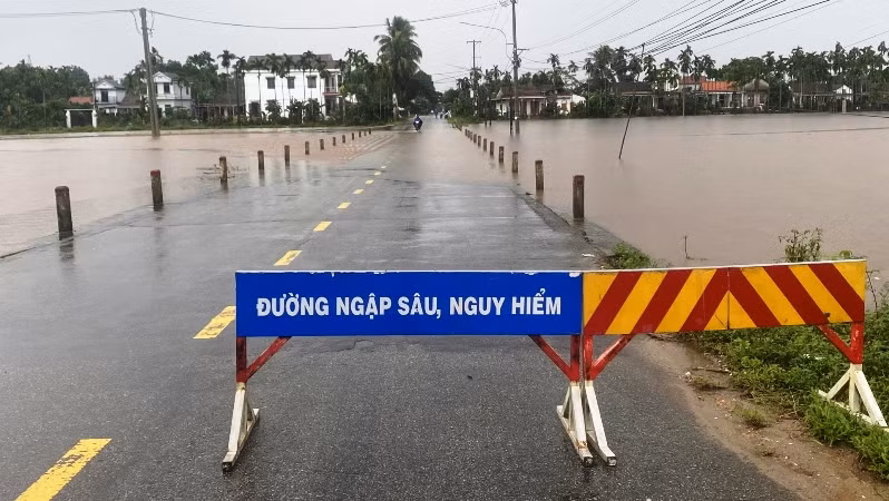 Nhiều tuyến đường ở huyện Quảng Điền (Thừa Thiên Huế) bị nước lũ chia cắt do mưa lũ. Nhiều tuyến đường ở huyện Quảng Điền (Thừa Thiên Huế) bị nước lũ chia cắt do mưa lũ.