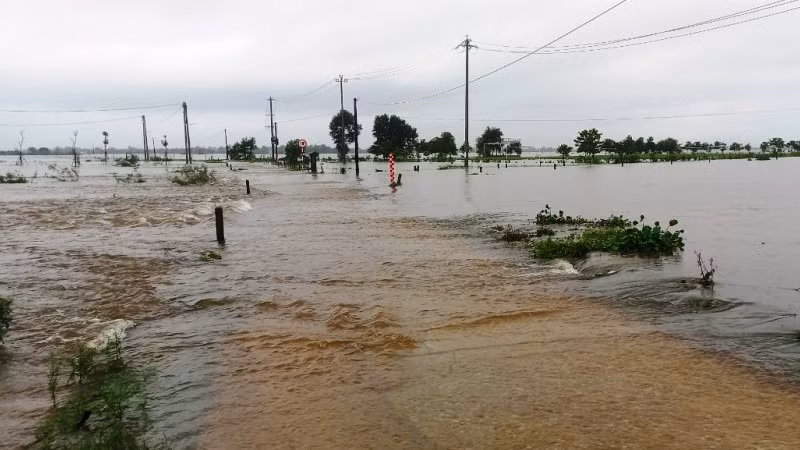 Nước sông Hương và sông Bồ đang lên, xấp xỉ báo động 2, gây ngập lụt tại các tuyến đường ở vùng hạ du. Nước sông Hương và sông Bồ đang lên, xấp xỉ báo động 2, gây ngập lụt tại các tuyến đường ở vùng hạ du.