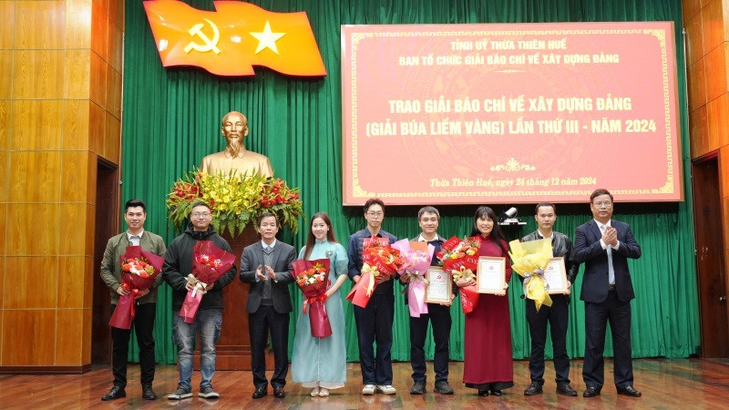 Lãnh đạo tỉnh trao giải A cho các tác giả đoạt Giải Búa liềm vàng tỉnh Thừa Thiên Huế lần thứ III năm 2024.