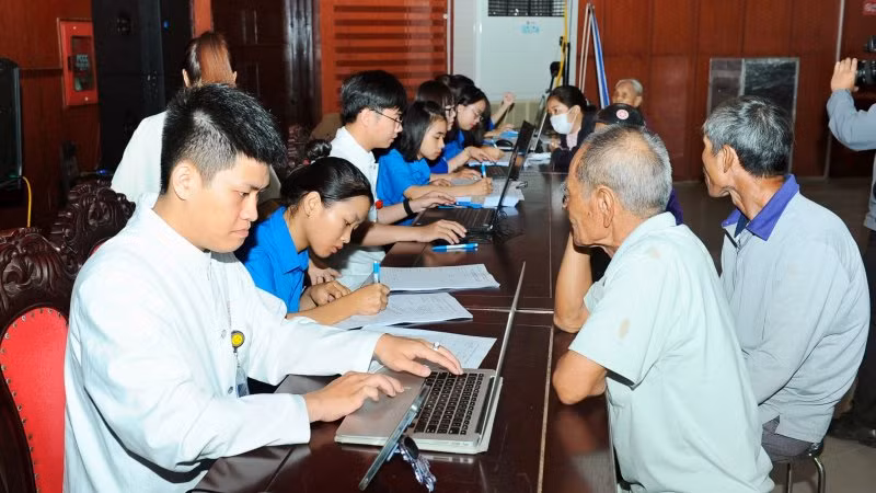 Các y, bác sĩ khám, tầm soát phổi miễn phí cho người dân tại chương trình.