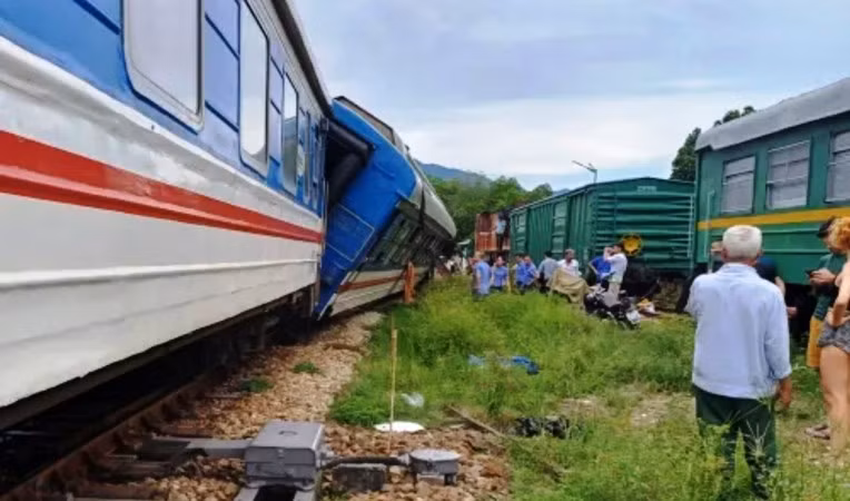 Một toa tàu bị trật bánh ra khỏi đường ray, nghiêng một góc 45 độ. (Ảnh: CTV)