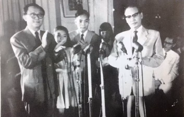 Nhà thơ Thanh Hải (người đứng giữa) trong Đoàn đại biểu Mặt trận Dân tộc Giải phóng miền nam đầu tiên ra thăm miền bắc, tháng 10/1962. (ảnh: TL)