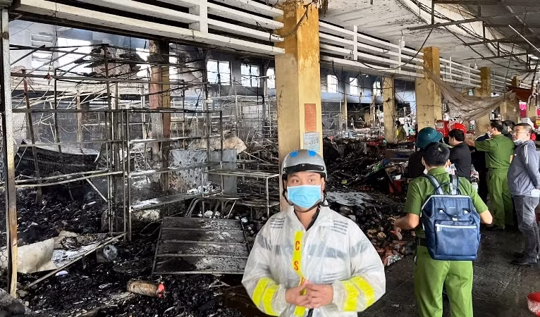 Các khu vực cháy bao gồm cả khu vực đình chính và đình phụ của chợ Khe Tre.