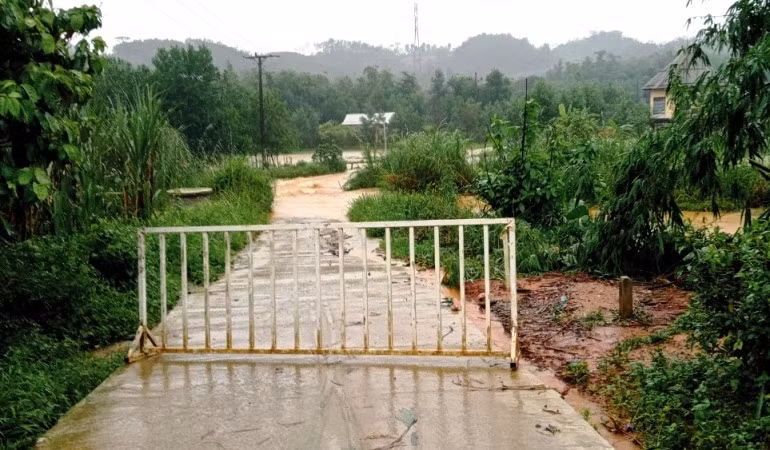 Lực lượng chức năng tại huyện A Lưới tiến hành rào chắn các đường bị ngập sâu, cấm lưu thông qua lại để bảo đảm an toàn.