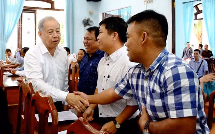 Phó Bí thư Thường trực Tỉnh ủy Phan Ngọc Thọ hỏi thăm, trò chuyện với cán bộ huyện A Lưới. (Ảnh: THANH ĐỊNH)
