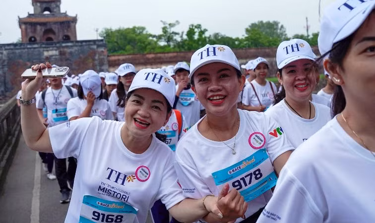 Các giáo viên tham gia chạy cùng học sinh của mình.