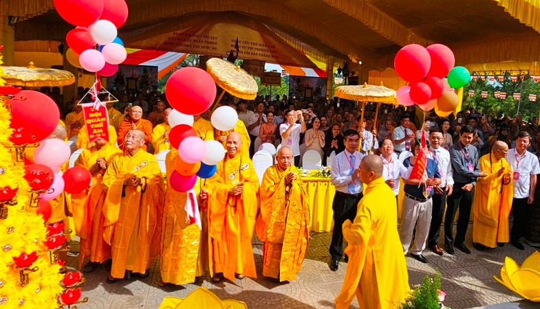 Nghi thức thả bồ câu và bong bóng nguyện cầu “Tổ quốc vinh quang, đạo pháp trường tồn, thế giới hòa bình, chúng sinh an lạc”.