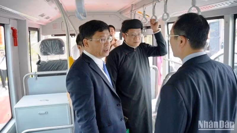 Thương hiệu xe Kim Long motor và các mặt hàng xuất khẩu được trưng bày.