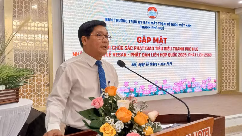 Hội nghị nghe ông Nguyễn Chí Tài, Phó Chủ tịch Ủy ban nhân dân thành phố Huế thông tin một số nét nổi bật về tình hình kinh tế-xã hội của thành phố.