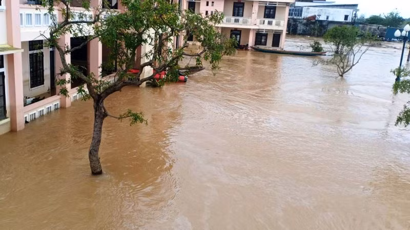 Nhiều trường học tại vùng thấp trũng ở huyện Quảng Điền nước lũ còn ngập sâu.