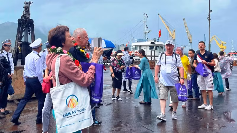 Trong đó, có hơn 1.400 khách đã rời cảng, tham quan danh lam thắng cảnh, các địa điểm du lịch tại địa phương.