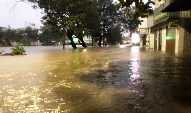 Nước sông Hương vượt báo động III trên 0,71m gây ngập lụt toàn thành phố Huế, tỉnh Thừa Thiên Huế.