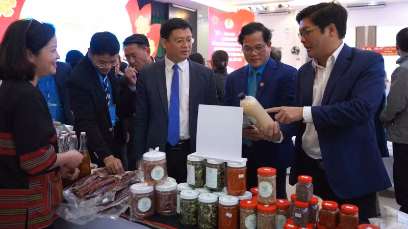 Lãnh đạo thành phố và Liên đoàn Lao động tham quan các gian hàng tại Chợ Tết Công đoàn 2025. Lãnh đạo thành phố và Liên đoàn Lao động tham quan các gian hàng tại Chợ Tết Công đoàn 2025.