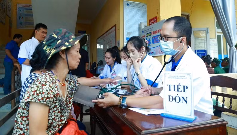 Người dân nghèo, các gia đình chính sách được khám, cấp phát thuốc chữa bệnh miễn phí.
