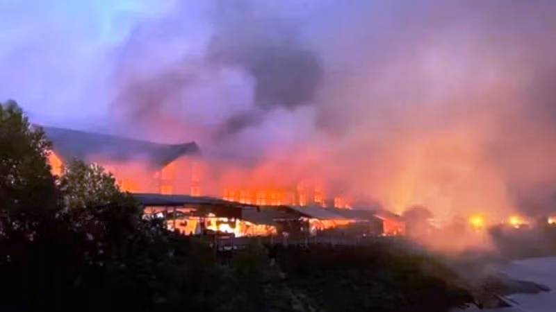 Lửa cháy đỏ rực tại khu chợ lớn nhất huyện Nam Đông lúc rạng sáng ngày 3/12.