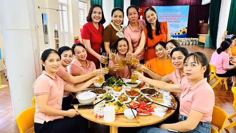 Cán bộ, giáo viên Trường mầm non Đông Ngạc A, quận Bắc Từ Liêm, thành phố Hà Nội dự "Bữa cơm Công đoàn". (Ảnh LÊ THẮM)