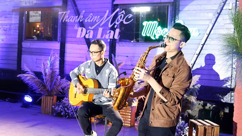 Chương trình âm nhạc tại điểm du lịch ga Đà Lạt.