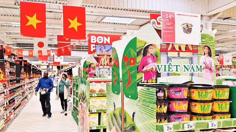 Hàng Việt Nam trưng bày tại siêu thị Carrefour ở Pháp. (Ảnh MINH DUY)