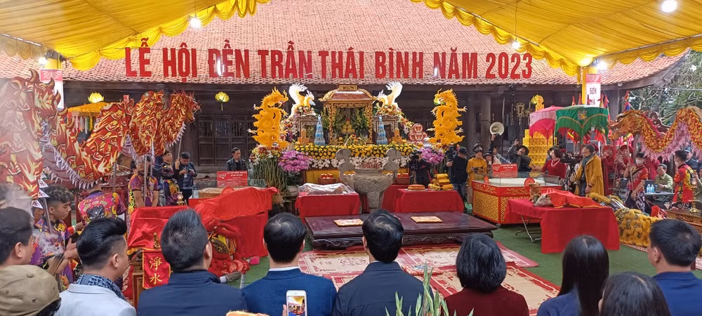 Hai chiếc bánh được đặt trang trọng trước đền Vua trong Khu di tích đền Trần Thái Bình.