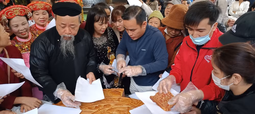 Chiếc bánh nướng trọng lượng 200kg do Công ty cổ phần Quốc tế Bảo Hưng thực hiện được chia cho du khách, ngày 8/2.