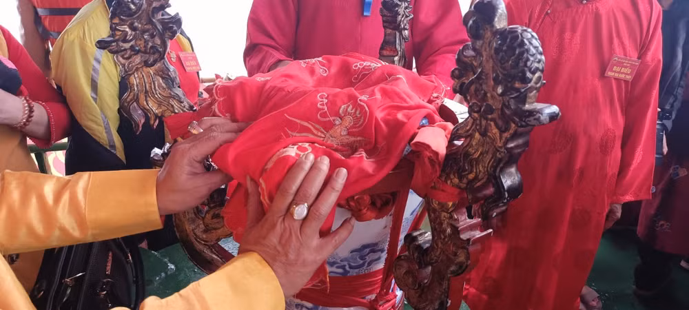 Vừa lấy nước, các vị chư tăng và tín đồ Phật tử vừa thực hiện các nghi thức tâm linh.