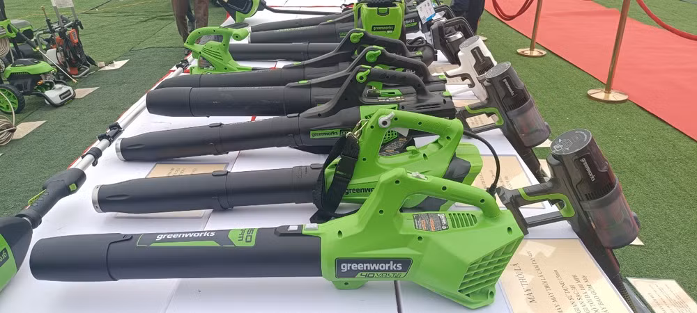 Các thiết bị làm vườn của Công ty TNHH Greenworks Việt Nam trưng bày trong lễ khởi công.