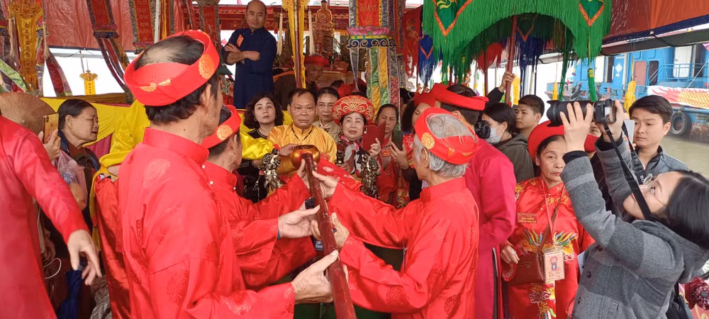 Lễ rước nước là nghi thức quan trọng trước khi tổ chức khai hội Đền Trần.