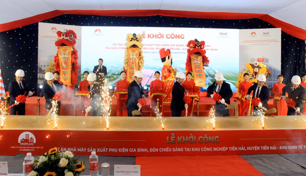 Các đại biểu thực hiện nghi thức khởi công dự án sản xuất phụ kiện gia đình, đèn chiếu sáng tại Khu công nghiệp Tiền Hải, tỉnh Thái Bình.