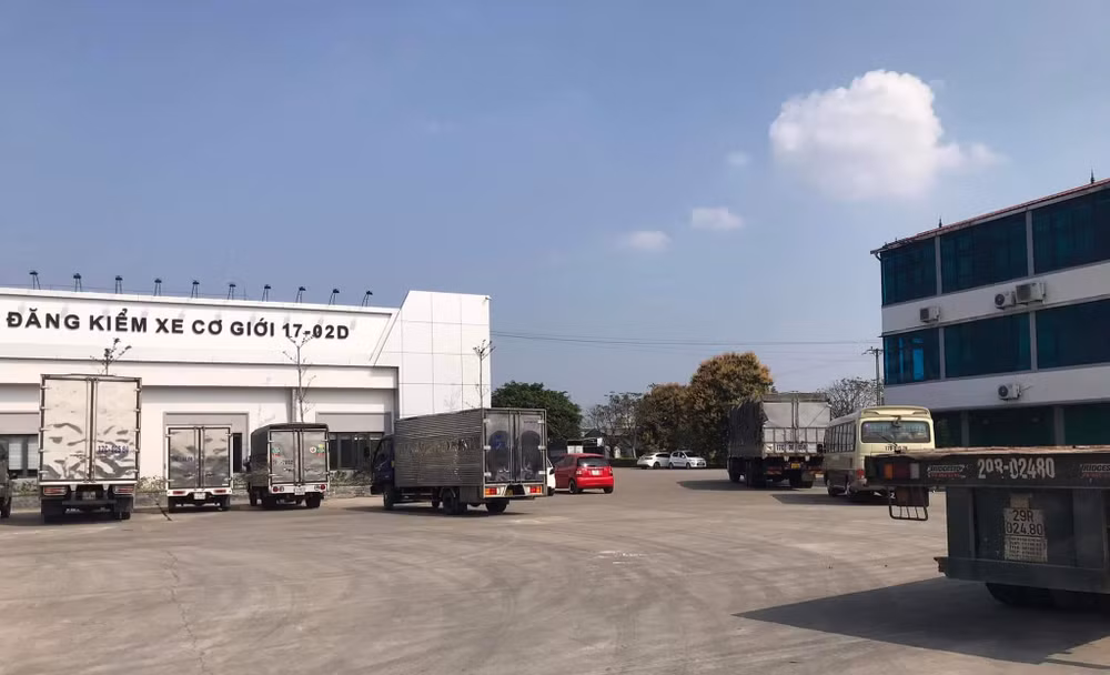 Ngày đầu hoạt động trở lại, số phương tiện đến kiểm định tại Trung tâm đăng kiểm xe cơ giới 17-02D tỉnh Thái Bình khá thưa thớt.