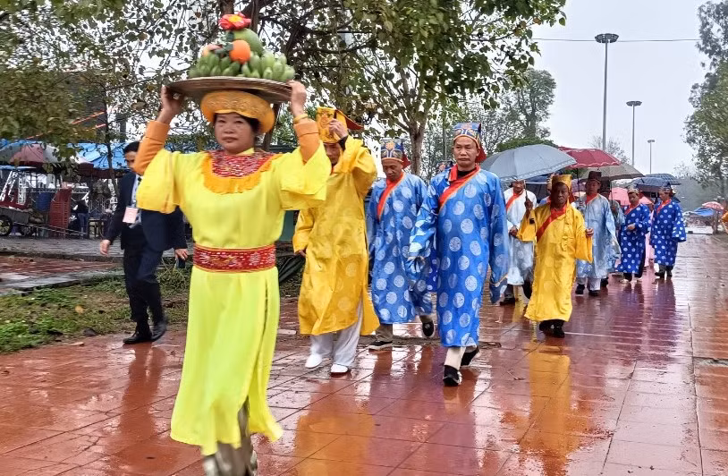 Người dân các xã chung quanh di tích dâng lễ vật tại lăng mộ các vị vua triều Trần.