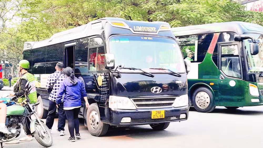 Khu vực Nhà hát Lớn trở thành điểm trung chuyển du khách, gây mất trật tự an toàn giao thông.