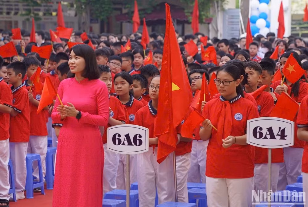 Giáo viên, học sinh Trường THCS Khương Đình (quận Thanh Xuân, Hà Nội) trong Lễ khai giảng năm học mới (Ảnh: TRUNG HIẾU)