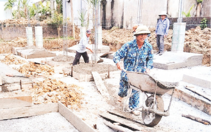 Thi công Nhà văn hóa thôn Nam Thủy, xã Quảng Thủy, thị xã Ba Đồn (Quảng Bình) dưới sự giám sát của Ban giám sát đầu tư cộng đồng xã.