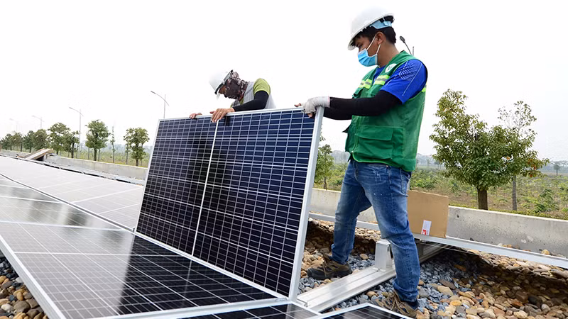 Lắp đặt pin năng lượng mặt trời áp mái tại Nhà máy Nước mặt Sông Đuống (Hà Nội) do Tập đoàn AquaOne đầu tư. (Ảnh TRẦN TUẤN)