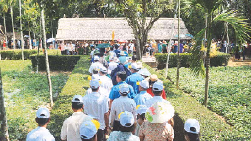 Người dân vào tham quan Khu di tích Kim Liên.