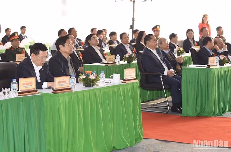 Thử tướng Phạm Minh Chính và các đại biểu tham dự buổi lễ