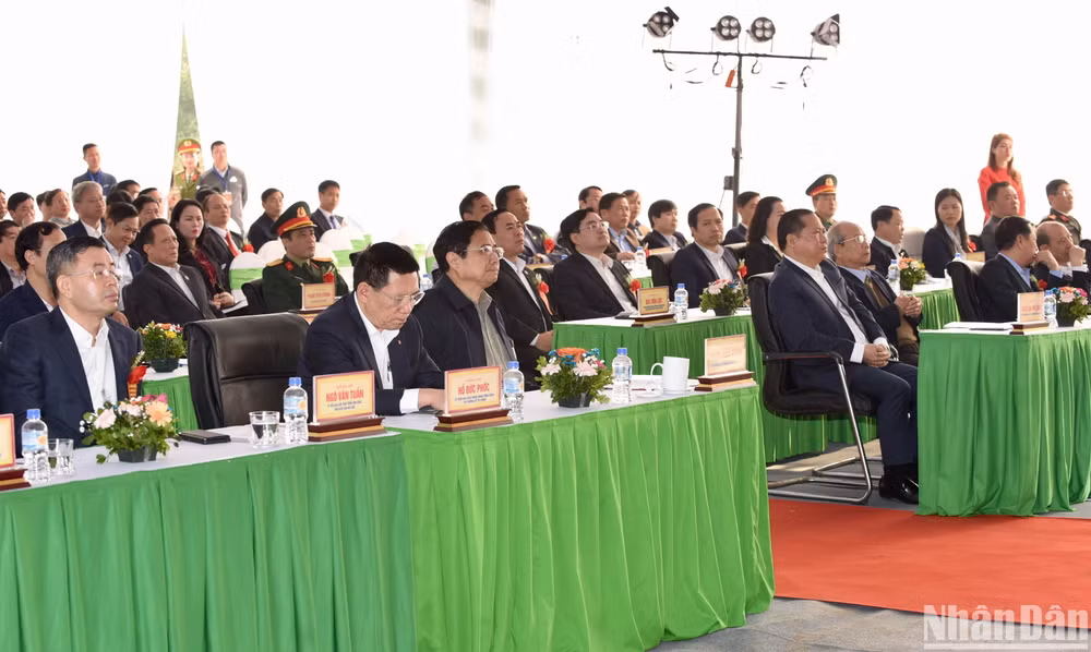 Thủ tướng Phạm Minh Chính và các đại biểu dự lễ khởi công công trình đường liên kết vùng Hòa Bình-Hà Nội và cao tốc Sơn La đoạn Hòa Bình-Mộc Châu.